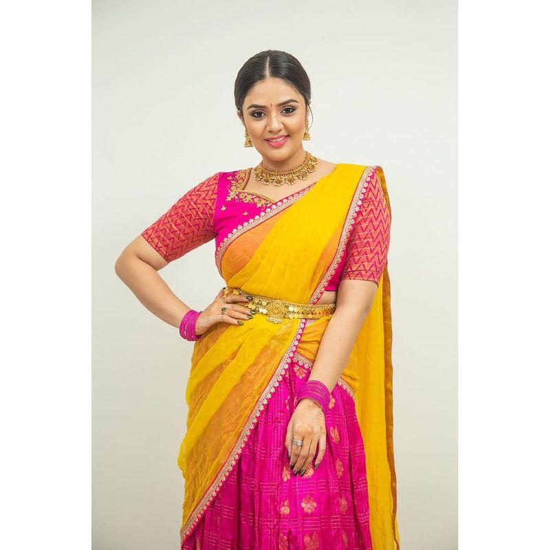 achor sreemukhi turns traditional her half saree poses goes viral
