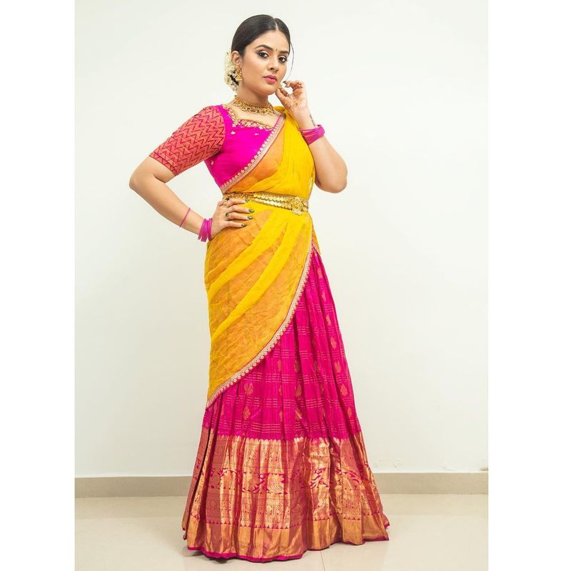 achor sreemukhi turns traditional her half saree poses goes viral