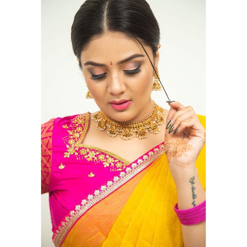 achor sreemukhi turns traditional her half saree poses goes viral