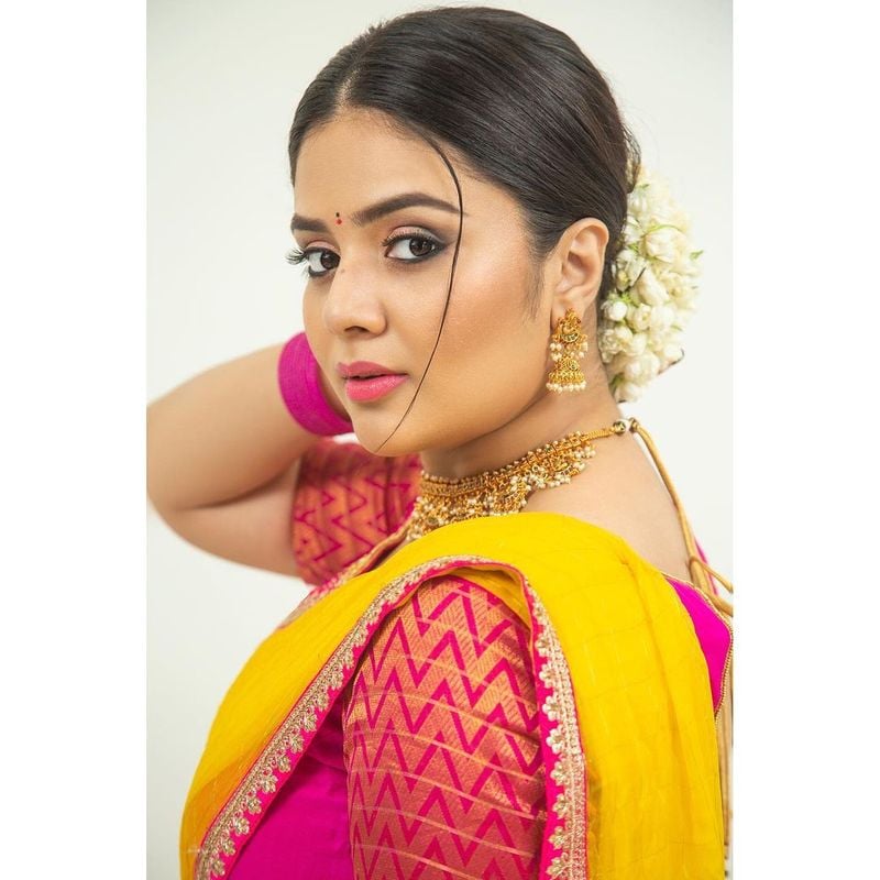 achor sreemukhi turns traditional her half saree poses goes viral