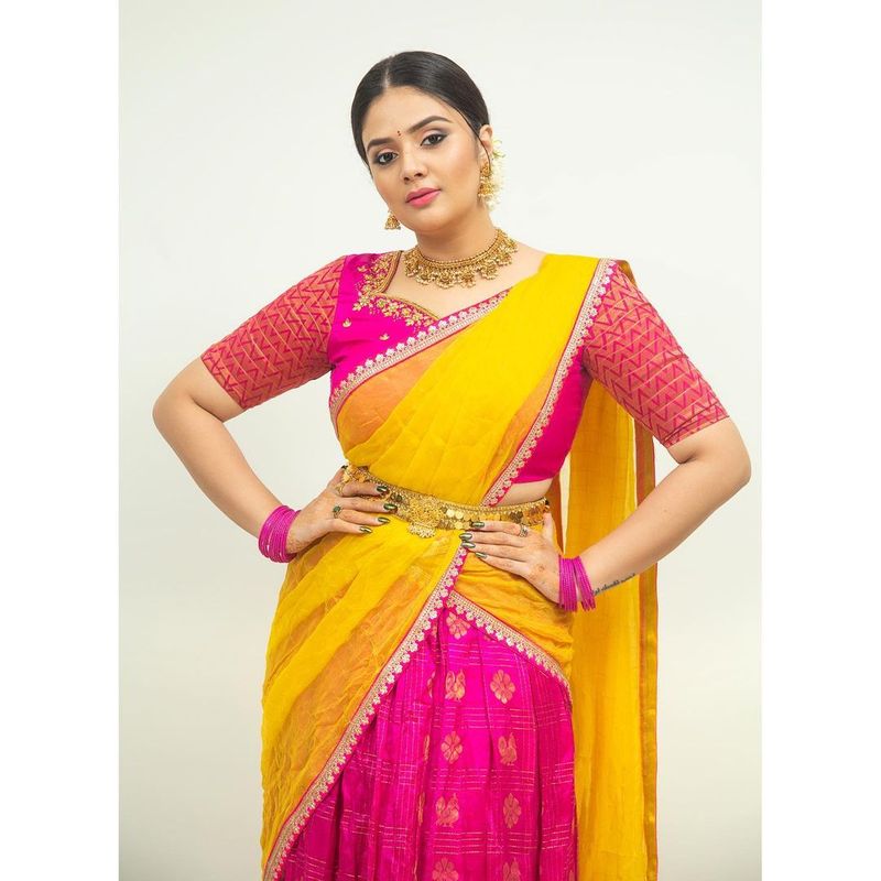 achor sreemukhi turns traditional her half saree poses goes viral