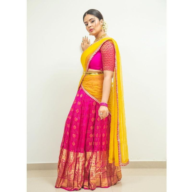 achor sreemukhi turns traditional her half saree poses goes viral
