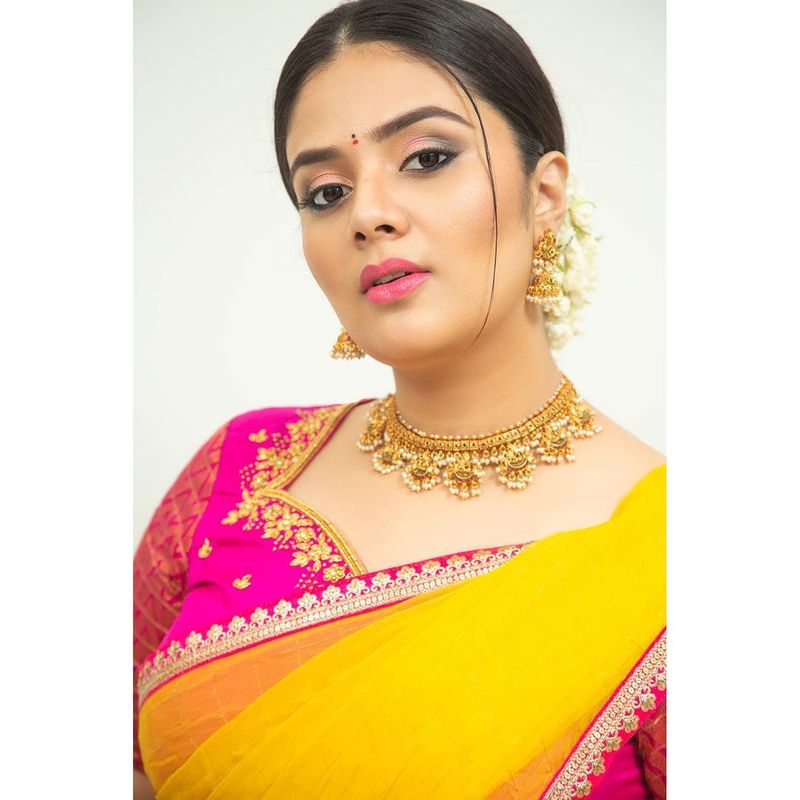 achor sreemukhi turns traditional her half saree poses goes viral