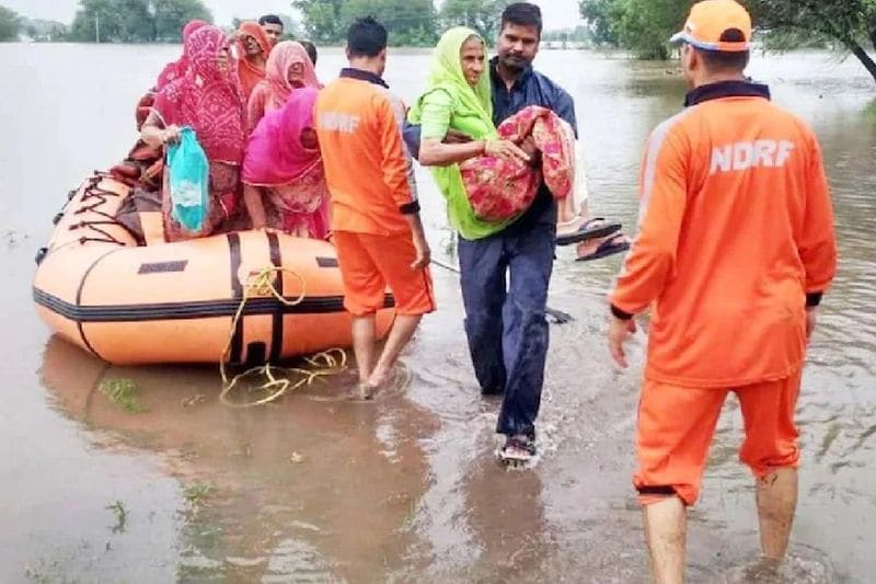 madhya pradesh heavy rains and flood rescue operation touching picture