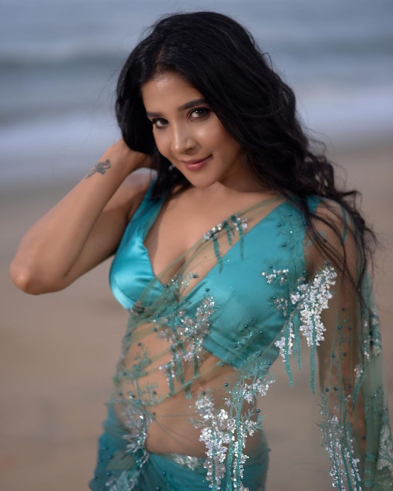 bigg boss fame sakshi agarwal hot sea site photo shoot going viral