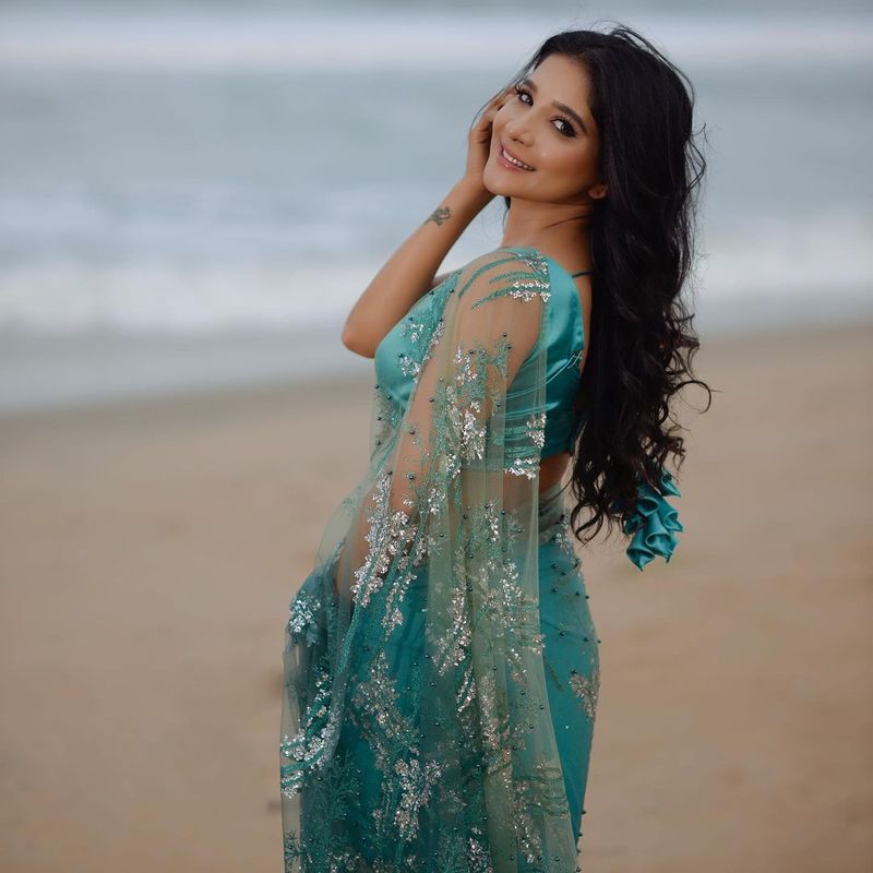 bigg boss fame sakshi agarwal hot sea site photo shoot going viral