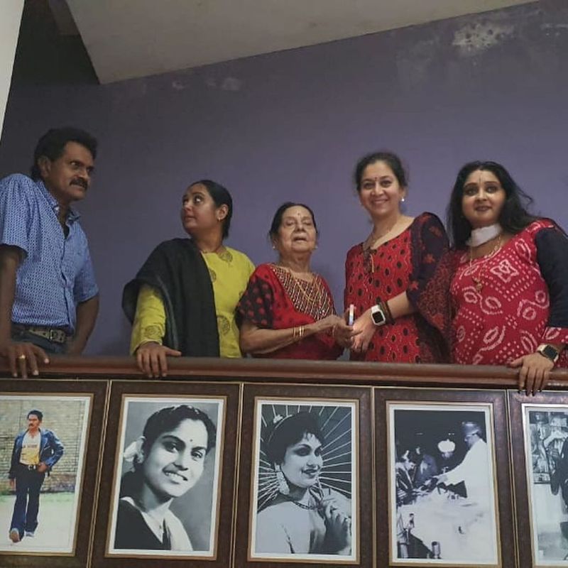 Sandalwood Actress Shruthi Sudharani visits senior artist leelavathi House Nelamangala Bengaluru mah