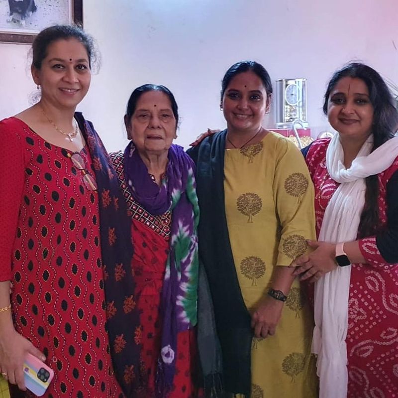 Sandalwood Actress Shruthi Sudharani visits senior artist leelavathi House Nelamangala Bengaluru mah