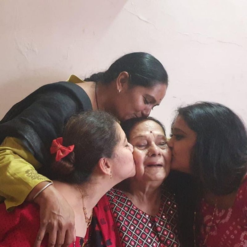 Sandalwood Actress Shruthi Sudharani visits senior artist leelavathi House Nelamangala Bengaluru mah