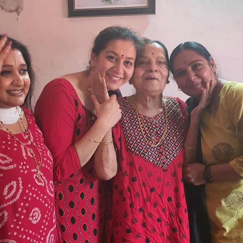 Sandalwood Actress Shruthi Sudharani visits senior artist leelavathi House Nelamangala Bengaluru mah