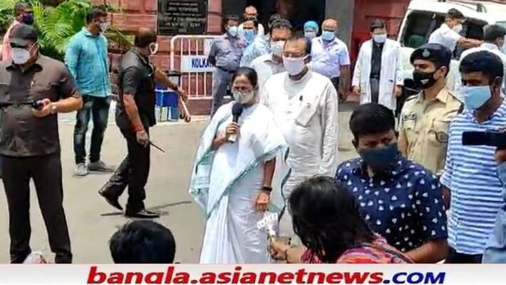 Mamata Banerjee visits SSKM to see her brother bmm Mamata Banerjee visits SSKM to see her brother bmm