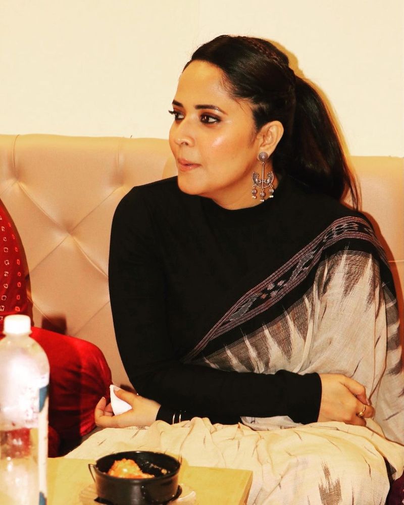 anchor anasuya fires on kota as he made negative comments on her dressing style