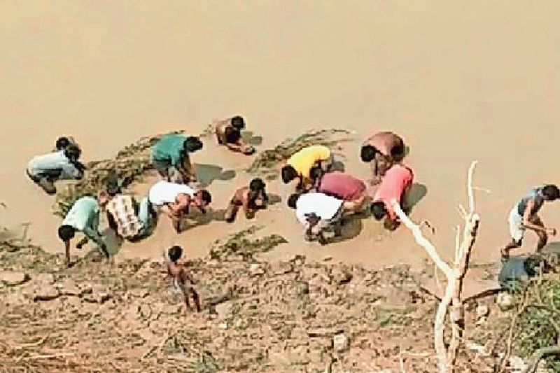 Silver treasure in Sindh 280 year old coin picker race in Shivpuri pod