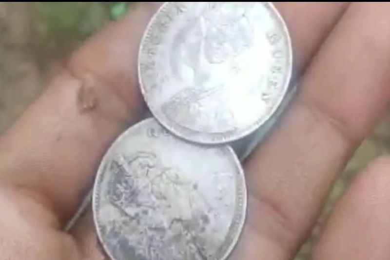 Silver treasure in Sindh 280 year old coin picker race in Shivpuri pod