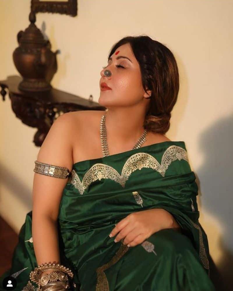 Swastika Mukherjee shares a bold photos in saree without blouse on her instagram BRd