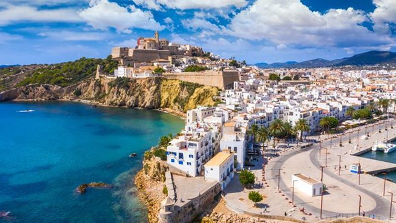 Spain man get his two fingers amputated due to a spider bite in Ibiza