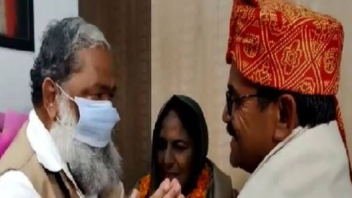 haryana home minister anil vij arrived neeraj chopra home touch feet of mother and father in panipat haryana home minister anil vij arrived neeraj chopra home touch feet of mother and father in panipat