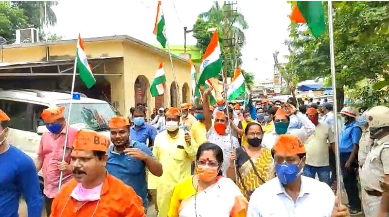 Shuvendu Soumen face off on Quit India Movement day in Tamluk bmm