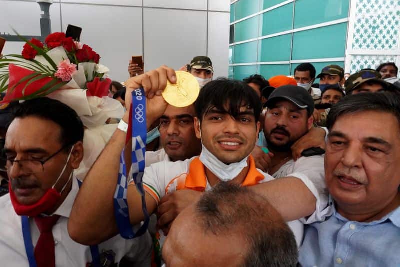 Neeraj Chopra reveals Pakistans Arshad Nadeem was walking around with his javelin during Olympic finals-ayh