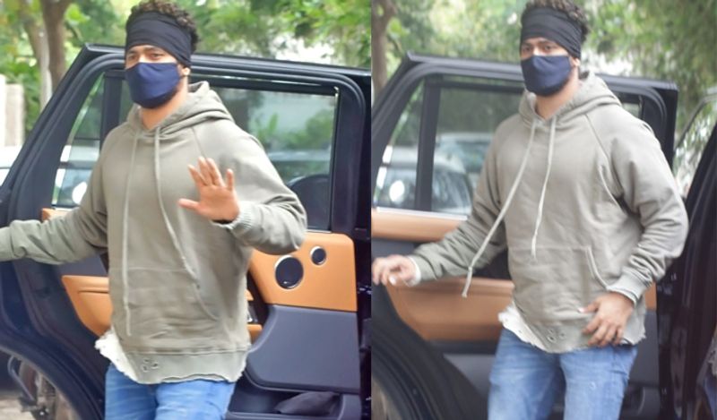 Celebs Spotted, Kiara Advani gets gift from fans, Sara Ali Khan seen in shorts