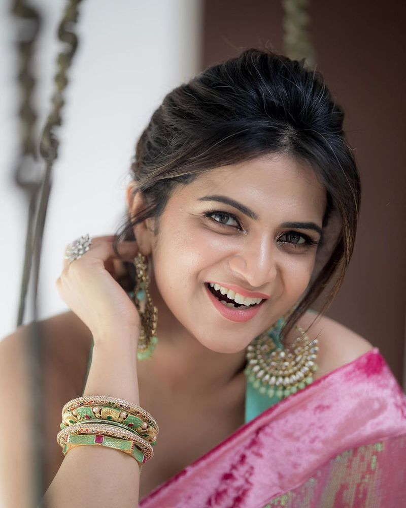 vijay tv anchor divya dharshini latest saree photos