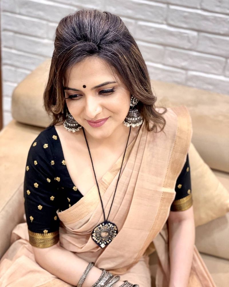 vijay tv anchor divya dharshini latest saree photos