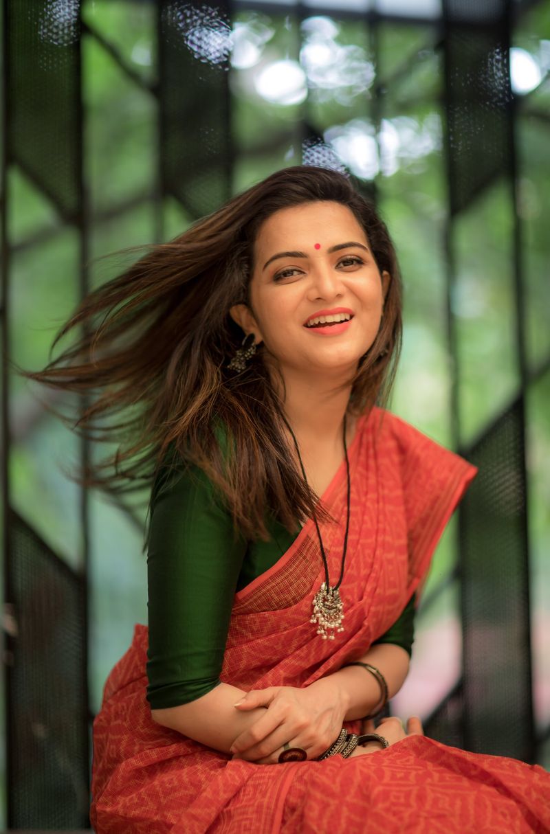 vijay tv anchor divya dharshini latest saree photos