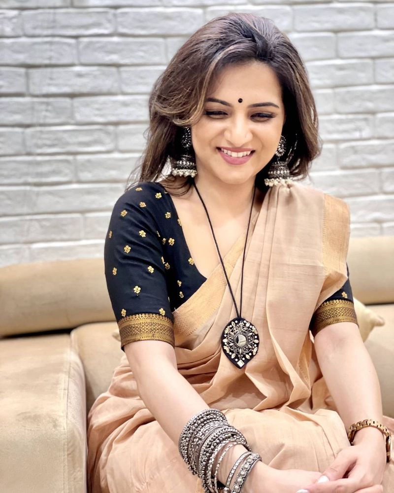 vijay tv anchor divya dharshini latest saree photos