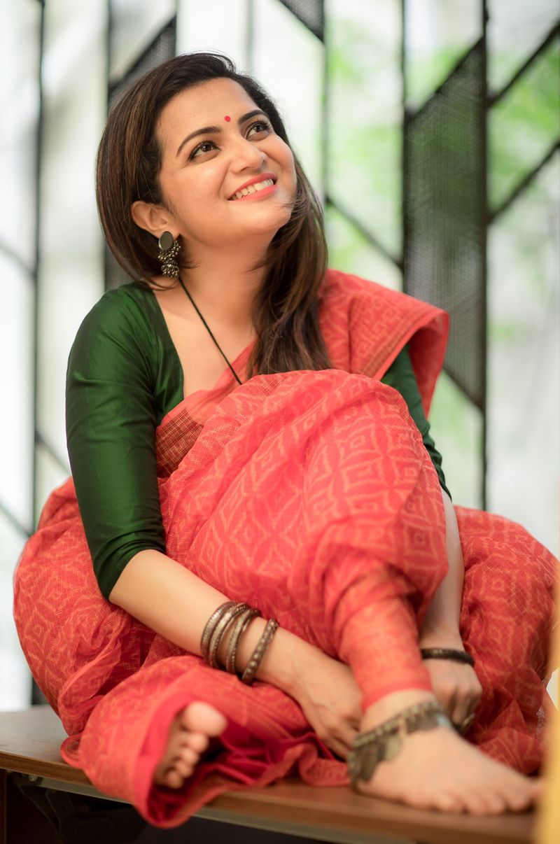 vijay tv anchor divya dharshini latest saree photos