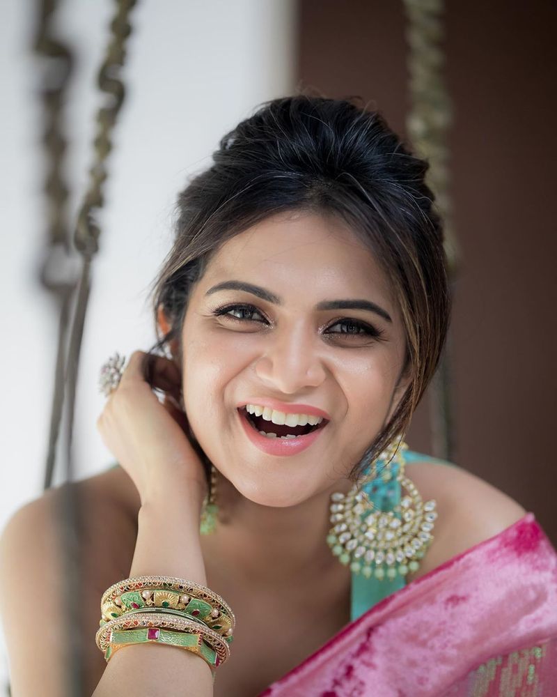 vijay tv anchor divya dharshini latest saree photos