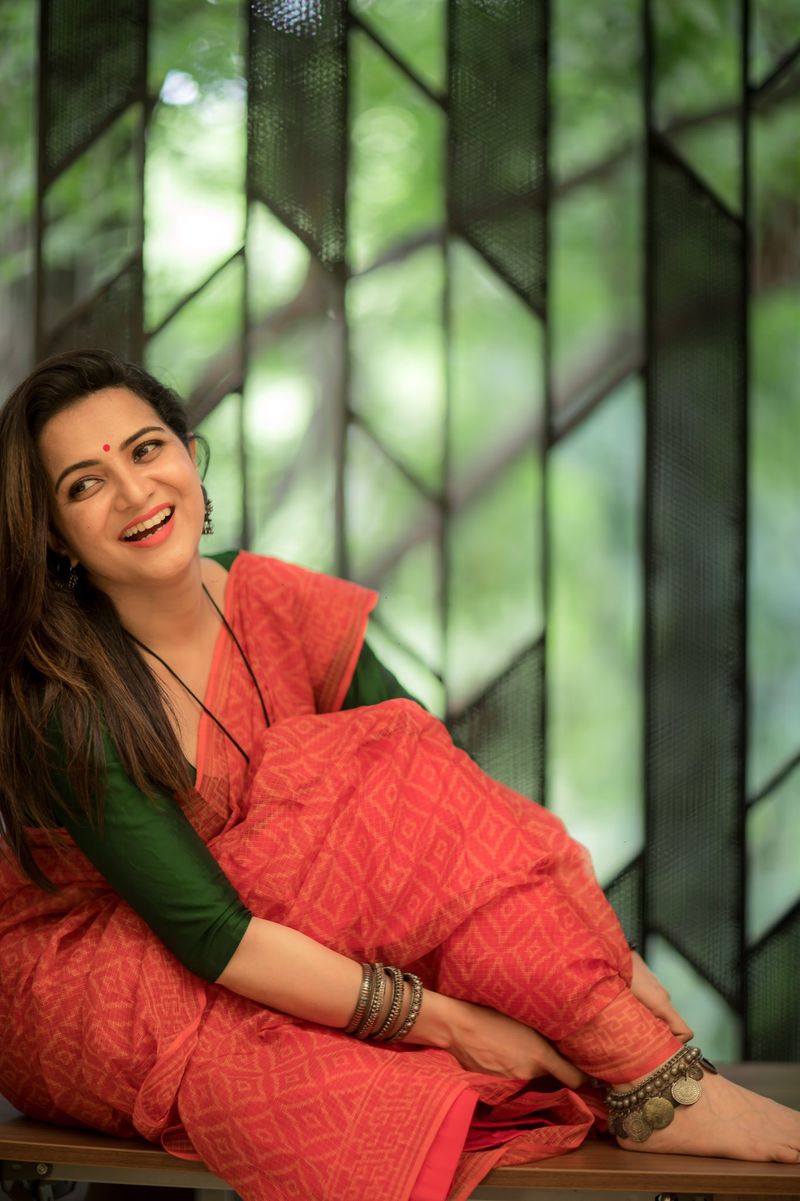 vijay tv anchor divya dharshini latest saree photos