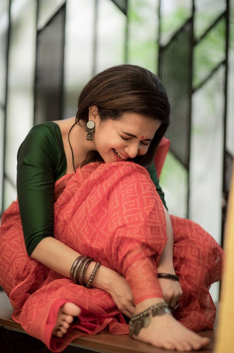 vijay tv anchor divya dharshini latest saree photos
