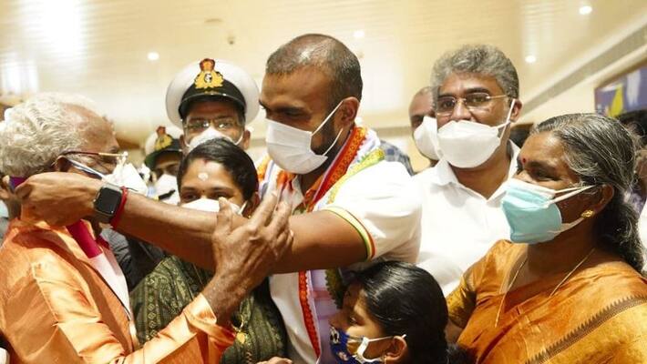 Tokyo Olympics, PR Sreejesh gave his bronze medal to his father at airport Tokyo Olympics, PR Sreejesh gave his bronze medal to his father at airport