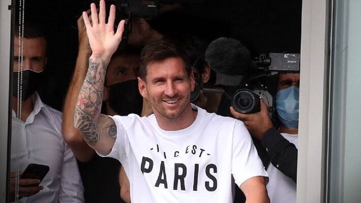 Lionel Messi arrives in Paris, waves at PSG fans at airport Lionel Messi arrives in Paris, waves at PSG fans at airport