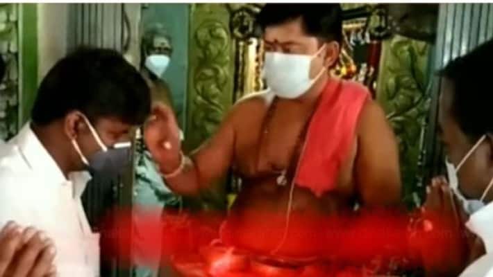 Velumani house raided ... Vijayabaskar who worshiped Goddess with bracelet and Mangalyaam yellow ..! Velumani house raided ... Vijayabaskar who worshiped Goddess with bracelet and Mangalyaam yellow ..!
