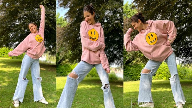 5 pictures of Anushka Sharma that are too cute to miss -SYT