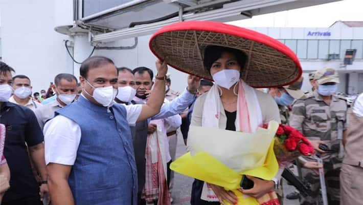 Olympic medalist lovlina borgohain is recieved by assam cm himanta biswa at airport in a grand welcome Olympic medalist lovlina borgohain is recieved by assam cm himanta biswa at airport in a grand welcome