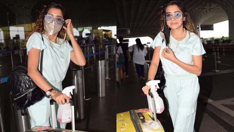 Kareena Kapoor looked angry as she was spotted with her sister Karisma Kapoor