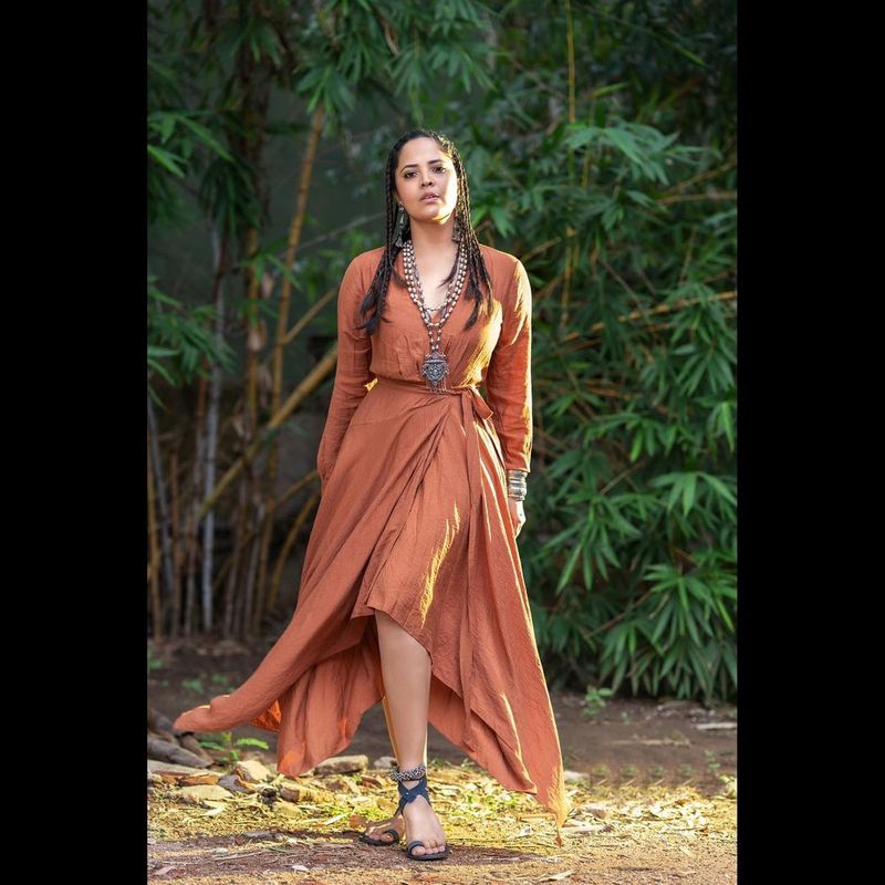 netizens funny comments on Anasuya new photos