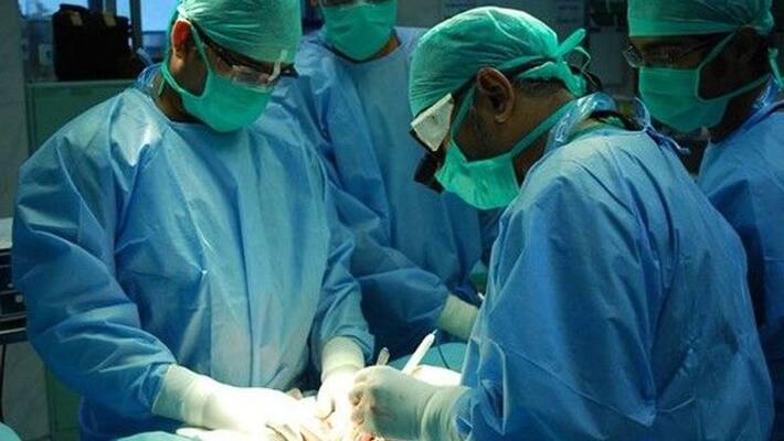 ಮೂತ್ರಪಿಂಡದ ಕಲ್ಲು ತೆಗೆಯೋ ಬದಲು ಕಿಡ್ನಿಯನ್ನೇ ತೆಗೆದ ಡಾಕ್ಟರ್, ಆಸ್ಪತ್ರೆಗೆ ಭಾರೀ ದಂಡ! | Gujarat Doctor removes kidney instead of stone hospital to pay Rs 11 2 lakh damages pod