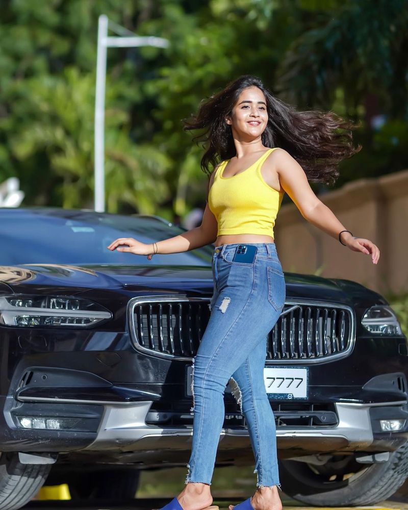 Bigg Boss 2 fame Deepth sunaina's latest photo shoot
