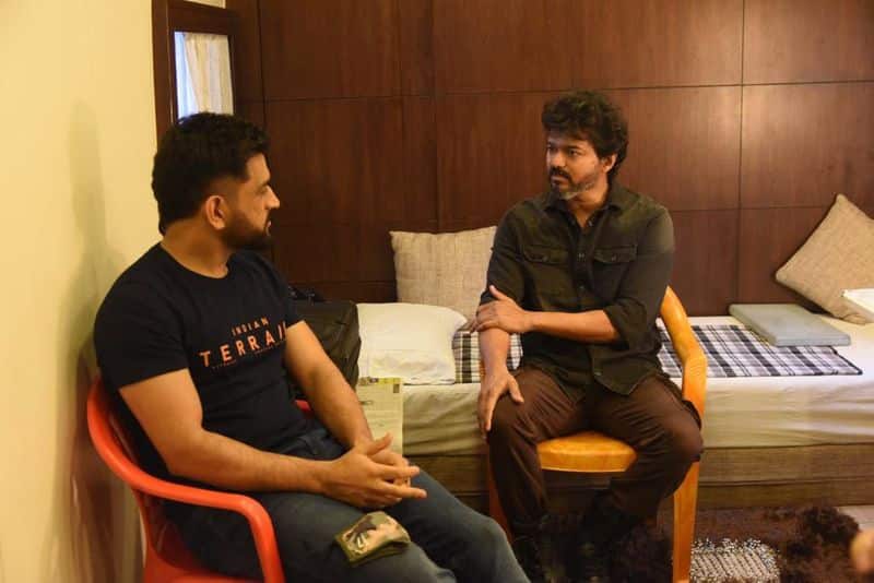 ms dhoni meets vijay at chennai location of beast