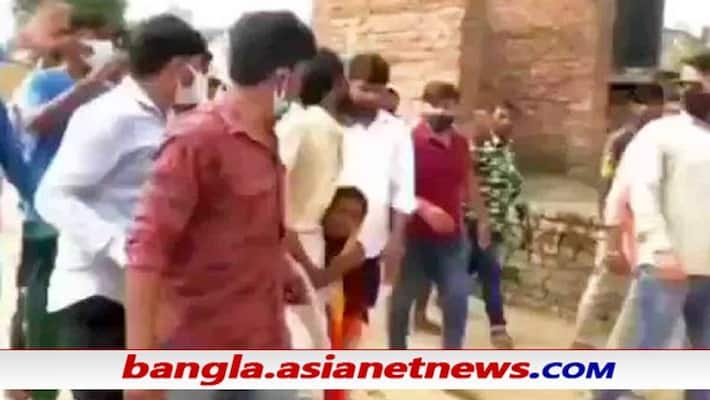 Kanpur - Muslim man beaten up in police presence by Bajrang Dal, daughter pleads to spare him ALB Kanpur - Muslim man beaten up in police presence by Bajrang Dal, daughter pleads to spare him ALB
