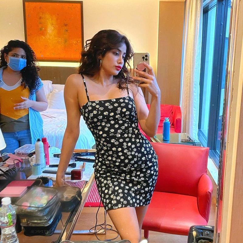 sridevi daugher janhvi kapoor top hot show mesmerizing netizens fall with her glamour