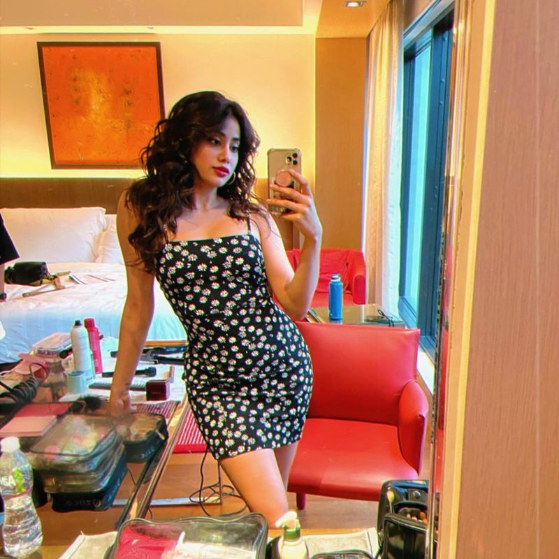 sridevi daugher janhvi kapoor top hot show mesmerizing netizens fall with her glamour