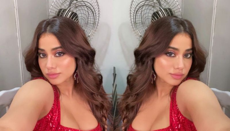 sridevi daugher janhvi kapoor top hot show mesmerizing netizens fall with her glamour