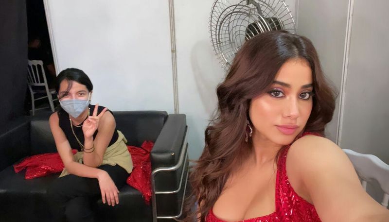 sridevi daugher janhvi kapoor top hot show mesmerizing netizens fall with her glamour