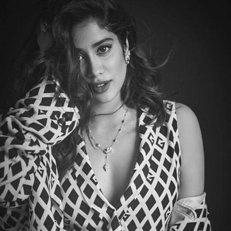sridevi daugher janhvi kapoor top hot show mesmerizing netizens fall with her glamour
