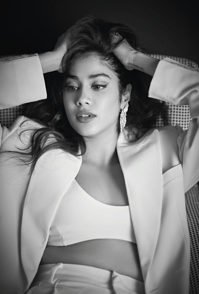 sridevi daugher janhvi kapoor top hot show mesmerizing netizens fall with her glamour