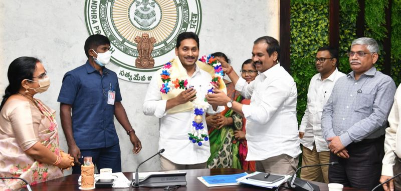 cm jagan conducted review meeting on Horticulture and Sericulture